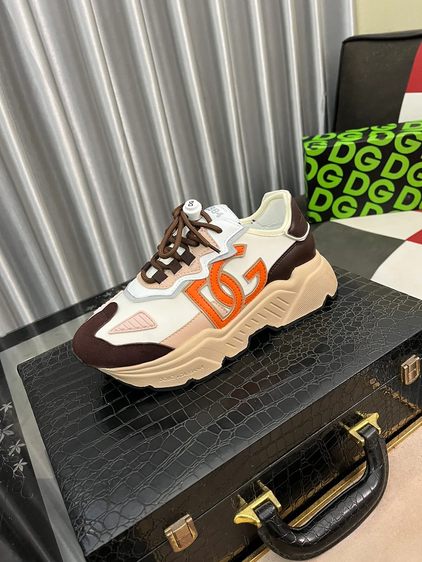Men's shoes 💰480⌚️⌚️DG's latest sports and casual shoes, fashionable and versatile, can add luster to various looks. Create an exquisite design with unique dynamic vitality and modern atmosphere, showing modern elegance. Size: 36-46